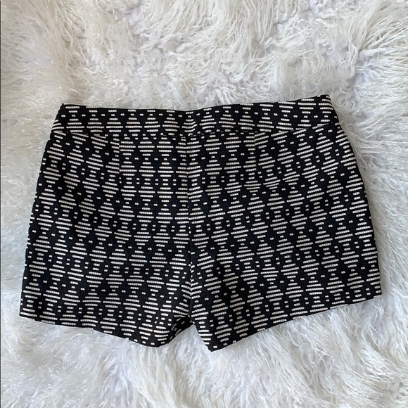 NWOT Old Navy size 2 black/cream colored shorts - Picture 4 of 5